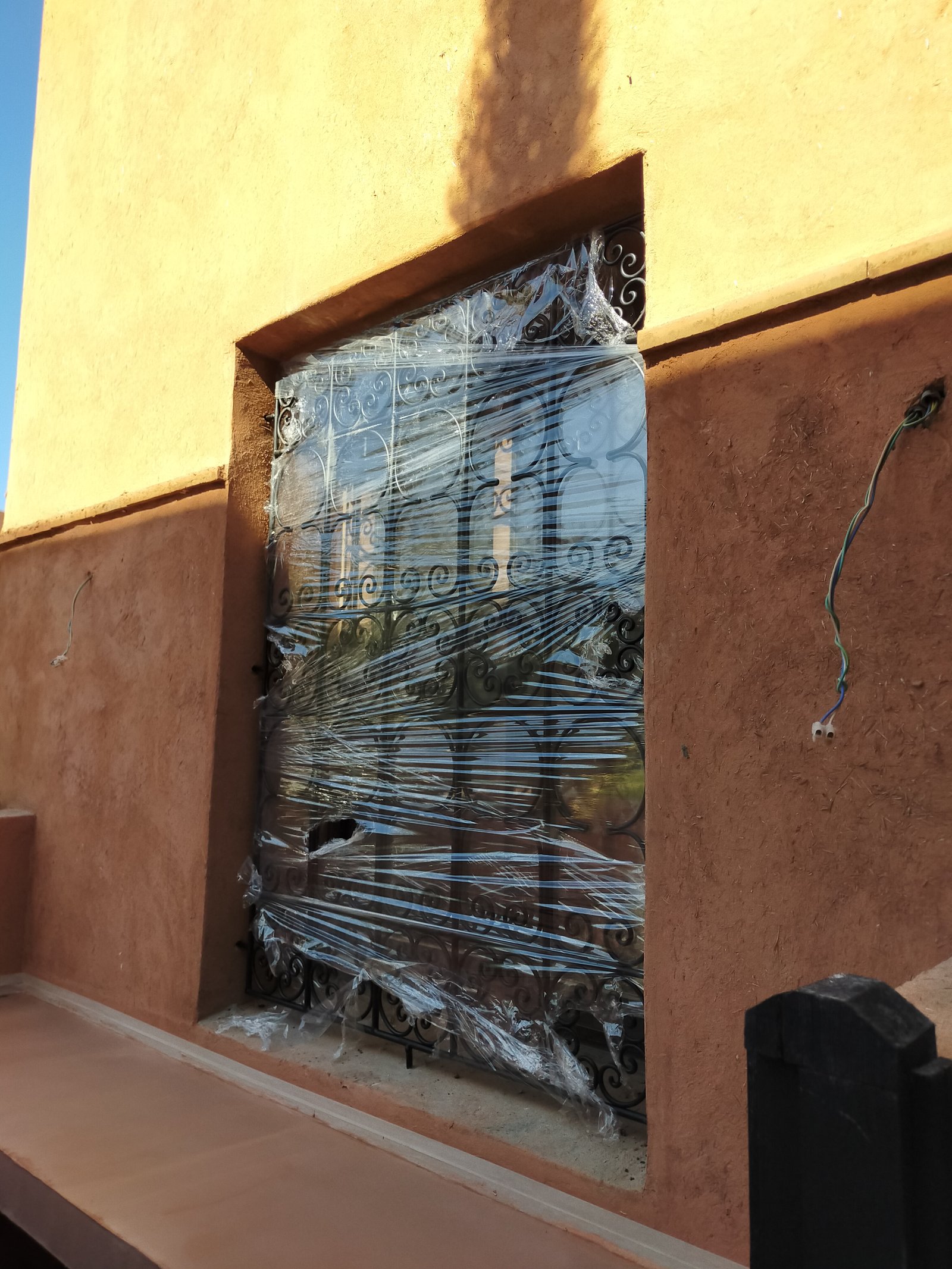 Fenêtre extérieure avec une grille métallique ornée